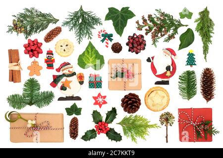 Decorazioni natalizie in stile retrò, prodotti alimentari tradizionali, verde invernale e confezioni regalo in confezioni eco-compatibili. Concetto di festa naturale su bianco. Foto Stock