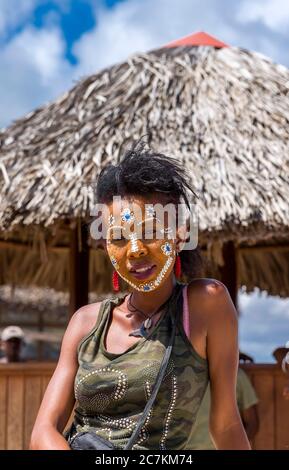 Giovane donna con pittura tradizionale del viso, Ramena Bay, Diego Suarez, Antsiranana, Madagascar, Africa Foto Stock