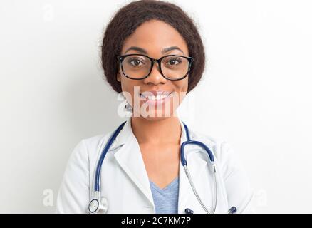 Ritratto di sorridente dottoressa afroamericana. Felice infermiere medico nero in un cappotto bianco. Foto Stock