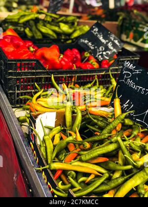 Colpo verticale di diversi tipi di pepe al mercato Foto Stock