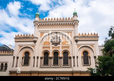 Sinagoga spagnola nel quartiere Josefov, Praga, Repubblica Ceca, la facciata di un tempio ebraico in Europa Centrale Foto Stock