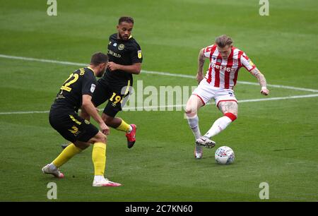 James McClean (a destra) di Stoke City si batte per la palla con Henrik Dalsgaard di Brentford (a sinistra) e Bryan Mbeumo durante la partita del campionato Sky Bet allo stadio Bet365 di Stoke. Foto Stock