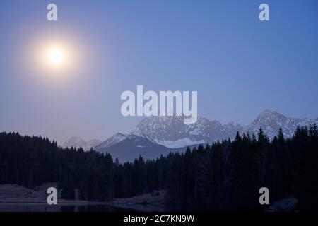 Luna super particolarmente luminosa il 7 aprile 2020 contro i Monti Karwendel Foto Stock