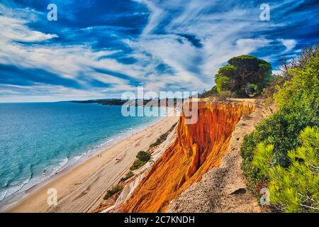 Europa, Portogallo, Algarve, Litoral, Barlavento, quartiere di Faro, tra Vilamoura e Albufeira, Praia da Falesia, scogliere e spiaggia, formazioni pittoresche, in pietra arenaria marrone e giallo rossastro Foto Stock