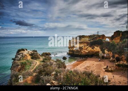 Europa, Portogallo, Algarve, Litoral, Barlavento, Faro Distretto, Lagos, baia sulle scogliere, vista da Miradouro Praia da Batata Foto Stock