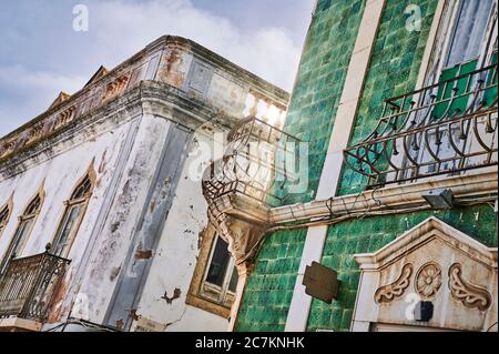 Europa, Portogallo, Algarve, Litoral, Barlavento, Felsalgarve, Faro District, Lagos, Praca Luis de Camoes, facciate di case antiche, terrazza sul tetto con balaustra Foto Stock