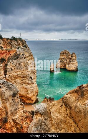 Europa, Portogallo, Algarve, Litoral, Barlavento, Felsalgarve, distretto Faro, Lagos, sezione costiera della Ponta da Piedade, scogliera di roccia offshore, formato ritratto Foto Stock