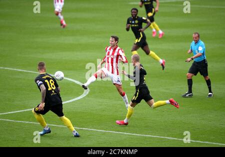 Stoke City's Nick Powell (centro) combatte per la palla con il Pontus Jansson di Brentford (a sinistra) e Mathias Jensen durante la partita del campionato Sky Bet allo stadio Bet365 di Stoke. Foto Stock