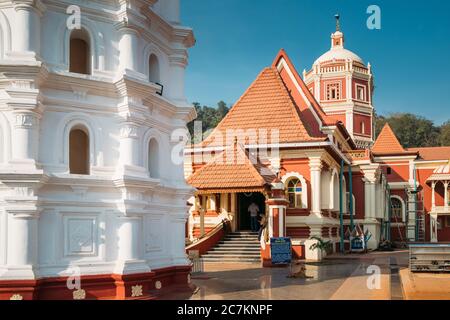 Kavlem, Phonda, Goa, India. Shree Shantadurga Mandir, Tempio di Kavlem. Famoso punto di riferimento e destinazione popolare. Torre della lampada bianca. Shantadurga Devi Foto Stock