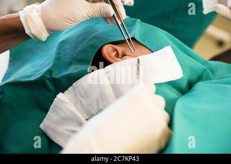 Team medico di chirurghi in ospedale che fa interventi chirurgici minimi. Foto Stock