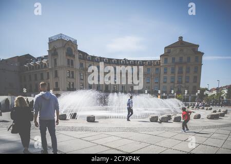 Am Stachus a Monaco, fontana a Karlsplatz, Karlstor, Monaco, Baviera. Foto Stock