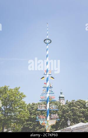 Il Viktualienmarkt nel centro storico di Monaco con un maypole. Foto Stock