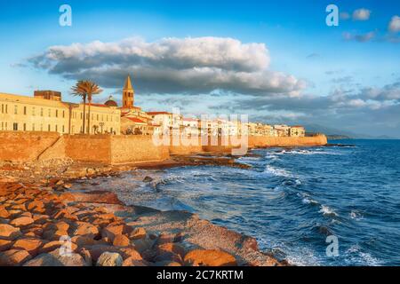 Splendida città serale della parte storica della città di Alghero. Fantastico mare Mediterraneo. Località: Alghero, Provincia di Sassari, Italia, Euro Foto Stock