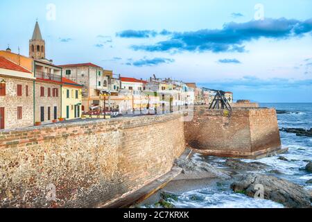 Splendida città serale della parte storica della città di Alghero. Fantastico mare Mediterraneo. Località: Alghero, Provincia di Sassari, Italia, Euro Foto Stock