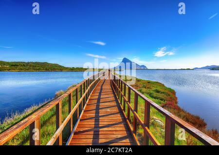 Alba da un passaggio pedonale alla spiaggia di Porto Taverna. Ubicazione: Loiri Porto San Paolo, provincia di Olbia Tempio, Sardegna, Italia, Europa Locat Foto Stock