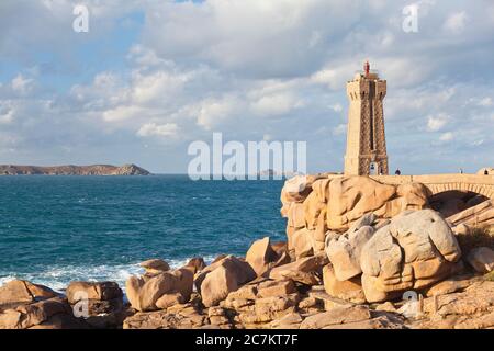 Faro Men Ruz Cote de Granit Rose alla luce d'autunno, Cote Armor, Bretagna Highlights, Francia, Europa Foto Stock