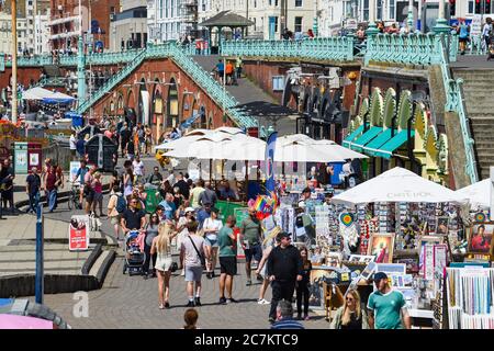 Brighton UK 18 luglio 2020 - Brighton lungomare è occupato in una bella giornata di sole sulla costa meridionale con temperature previste per raggiungere gli alti 20 in alcune parti della Gran Bretagna : Credit Simon Dack / Alamy Live News Foto Stock