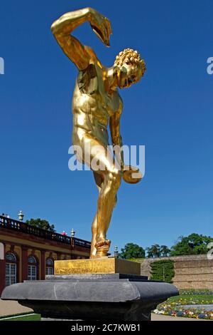 Scultura il Satiro nel giardino del castello dell'Orangerie inferiore nel Castello di Weilburg, Weilburg, Westerwald, Assia, Germania Foto Stock