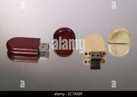 Due chiavette usb con cappuccio aperto realizzate con fondo grigio in legno Foto Stock