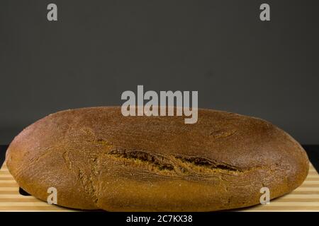 Pane nero con semi di sesamo. A bordo Foto Stock
