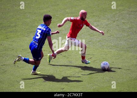 Jonny Williams (a destra) di Charlton Athletic e Antonee Robinson di Wigan Athletic combattono per la palla durante la partita del campionato Sky Bet alla Valley, Londra. Foto Stock