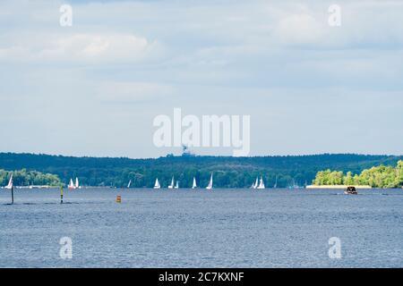 Berlino, Wannsee vista verso Grunewald e Teufelsberg, barche a vela Foto Stock