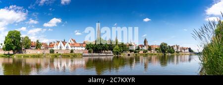 Una vista panoramica della città di Ulm, nella Germania meridionale, con il Danubio di fronte Foto Stock