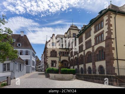 Basilea, BL / Svizzera - 8 luglio 2020: La visione degli archivi cantonali di Basilea in piazza Martinsplatz a Basilea Foto Stock