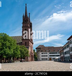 Basilea, BL / Svizzera - 8 luglio 2020: La storica cattedrale di Basilea e piazza minster Foto Stock