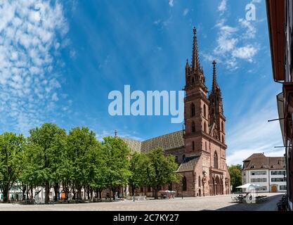 Basilea, BL / Svizzera - 8 luglio 2020: La storica cattedrale di Basilea e piazza minster Foto Stock