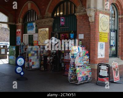 Un negozio di articoli da regalo situato nella storica stazione ferroviaria/metropolitana di Tynemouth Foto Stock