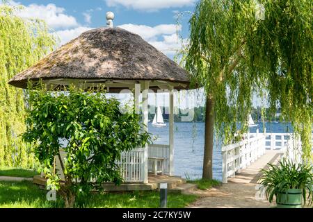 Berlino, Wannsee, Liebermann Villa, giardino, padiglione, molo, barche a vela Foto Stock