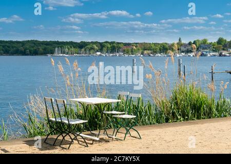 Berlino, Wannsee, Liebermann Villa, giardino, percorso lungo il fiume con tavolo e sedie Foto Stock