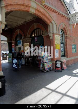 Un negozio di articoli da regalo situato nella storica stazione ferroviaria/metropolitana di Tynemouth Foto Stock