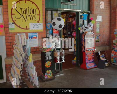 Un negozio di articoli da regalo situato nella storica stazione ferroviaria/metropolitana di Tynemouth Foto Stock
