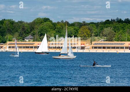 Berlino, Wannsee, vista sul lido di Wannsee, barche a vela e pedalò Foto Stock