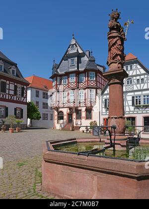 Ex farmacia Pirsch, 1817/18 apprendistato del più famoso chimico Justus von Liebig (1803-1873), mercato, case a graticcio, Marienbrunnen, Heppenheim, Bergstrasse, Odenwald, Hesse, Germania Foto Stock