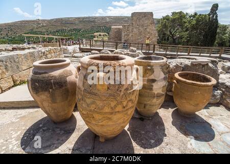 Ton pithoi nei terreni del Palazzo di Cnosso, Creta, Grecia Foto Stock