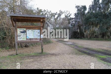 Fontainebleau state Park, Louisiana - 2018 febbraio: Un cartello indica la strada principale per il sentiero naturalistico Alligator Marsh Boardwalk. Foto Stock