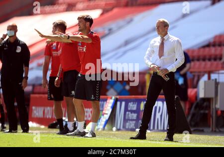 Lee Bowyer, direttore di Charlton Athletic, e l'assistente Johnnie Jackson (a sinistra) sulla linea di contatto durante la partita del campionato Sky Bet alla Valley, Londra. Foto Stock