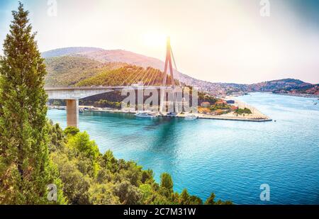 Panorama di un suggestivo ponte di Franjo Tudjman e di una laguna blu con il porto di Dubrovnik. Ubicazione: Dubrovnik, Dubrovnik-Neretva County, Croazia, Europa Foto Stock