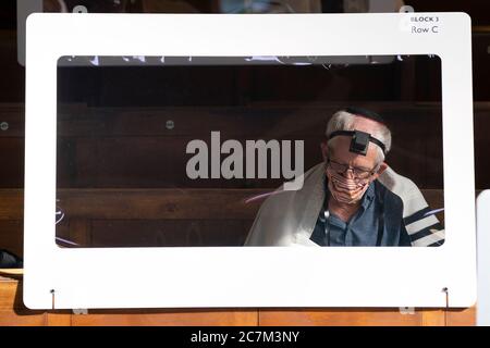 Manchester, Regno Unito. 12 luglio 2020. I congreganti assistono al loro primo servizio mattutino di moda a distanza presso una Sinagoga di Heaton Park appositamente adattata a Manchester, poiché i luoghi di culto sono stati chiusi di fronte al Coronavirus, Manchester, Regno Unito. Credit: Jon Super/Alamy Live News. Foto Stock