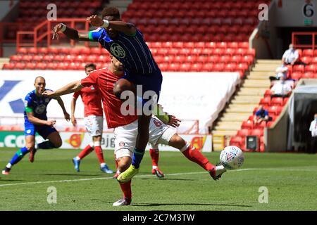 Londra, Regno Unito. 18 luglio 2020. Jamal Lowe di Wigan Athletic (R) prende un colpo al gol. EFL Skybet Championship Match, Charlton Athletic contro Wigan Athletic at the Valley di Londra sabato 18 luglio 2020. Questa immagine può essere utilizzata solo per scopi editoriali. Solo per uso editoriale, licenza richiesta per uso commerciale. Non si può usare nelle scommesse, nei giochi o nelle pubblicazioni di un singolo club/campionato/giocatore. pic by Steffan Bowen/Andrew Orchard sports photography/Alamy Live news Credit: Andrew Orchard sports photography/Alamy Live News Foto Stock