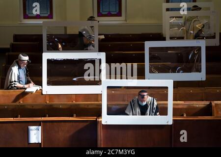 Manchester, Regno Unito. 12 luglio 2020. I congreganti assistono al loro primo servizio mattutino di moda a distanza presso una Sinagoga di Heaton Park appositamente adattata a Manchester, poiché i luoghi di culto sono stati chiusi di fronte al Coronavirus, Manchester, Regno Unito. Credit: Jon Super/Alamy Live News. Foto Stock