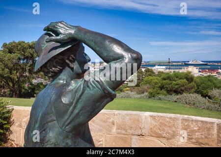 Statua di una donna che tiene il cappello, in attesa che i suoi cari tornino. HMAS Sydney 2 Memorial, Geraldton, Australia Occidentale. Foto Stock
