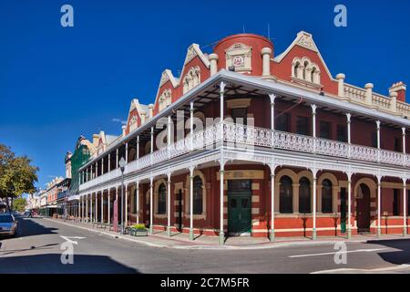 Tipici edifici di stile vecchio con archi e verande con graziose ringhiere in ferro battuto su una strada a Fremantle, Australia Occidentale. Foto Stock