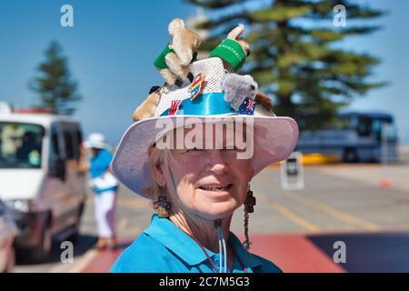 Ritratto esterno di una donna con un cappello bianco molto australiano decorato ad Adelaide, Australia del Sud. Foto Stock