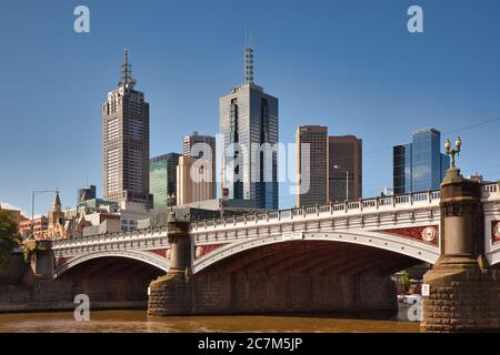 Il ponte Prince's Road sul fiume Yarra con alti edifici del centro città sullo sfondo a Melbourne, Victoria, Australia Foto Stock