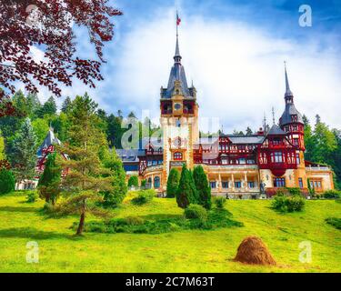 Famoso castello neo-rinascimentale di Peles e giardino ornamentale in Sinaia Carpazi in Europa. Sinaia, Contea di Prahova, Romania Foto Stock