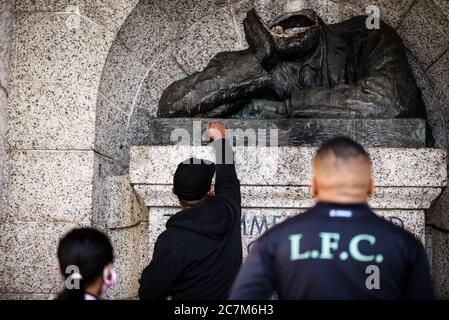 Il busto coloniale britannico di Cecil John Rhodes fu decapitato al suo memoriale di Città del Capo, un punto di infiammabilità per il movimento Rhodes Must Fall del Sudafrica Foto Stock